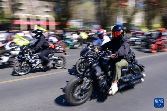 這是4月30日在新疆烏魯木齊市舉行的巡游活動(dòng)上拍攝的摩托機(jī)車方陣。