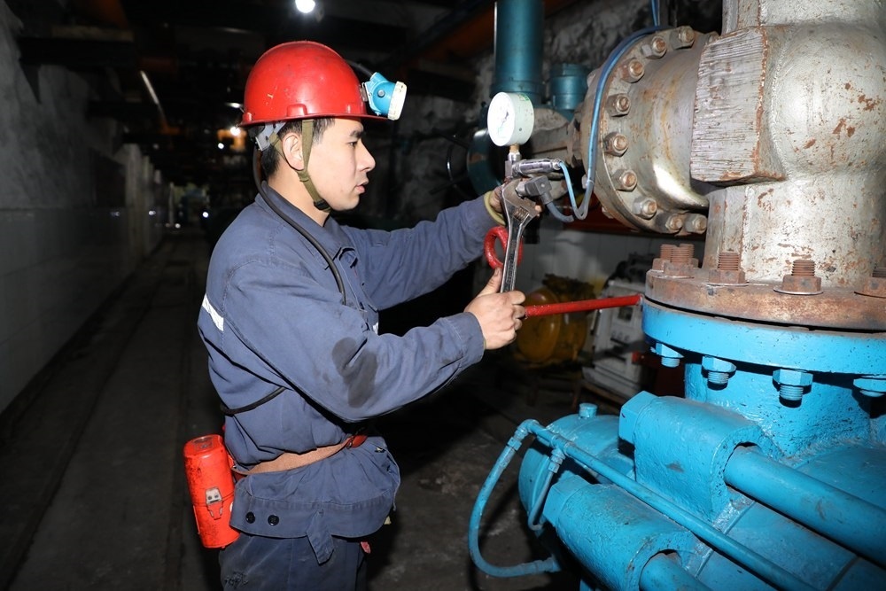 2024年4月30日，冀中能源峰峰集團(tuán)新屯礦機(jī)電區(qū)副區(qū)長顧博在井下泵房檢修水泵。新華社發(fā)