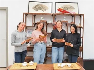 匈中雙語學(xué)校的學(xué)生胡靈月(左一)、宋智孝(右二)學(xué)習(xí)中國茶文化。