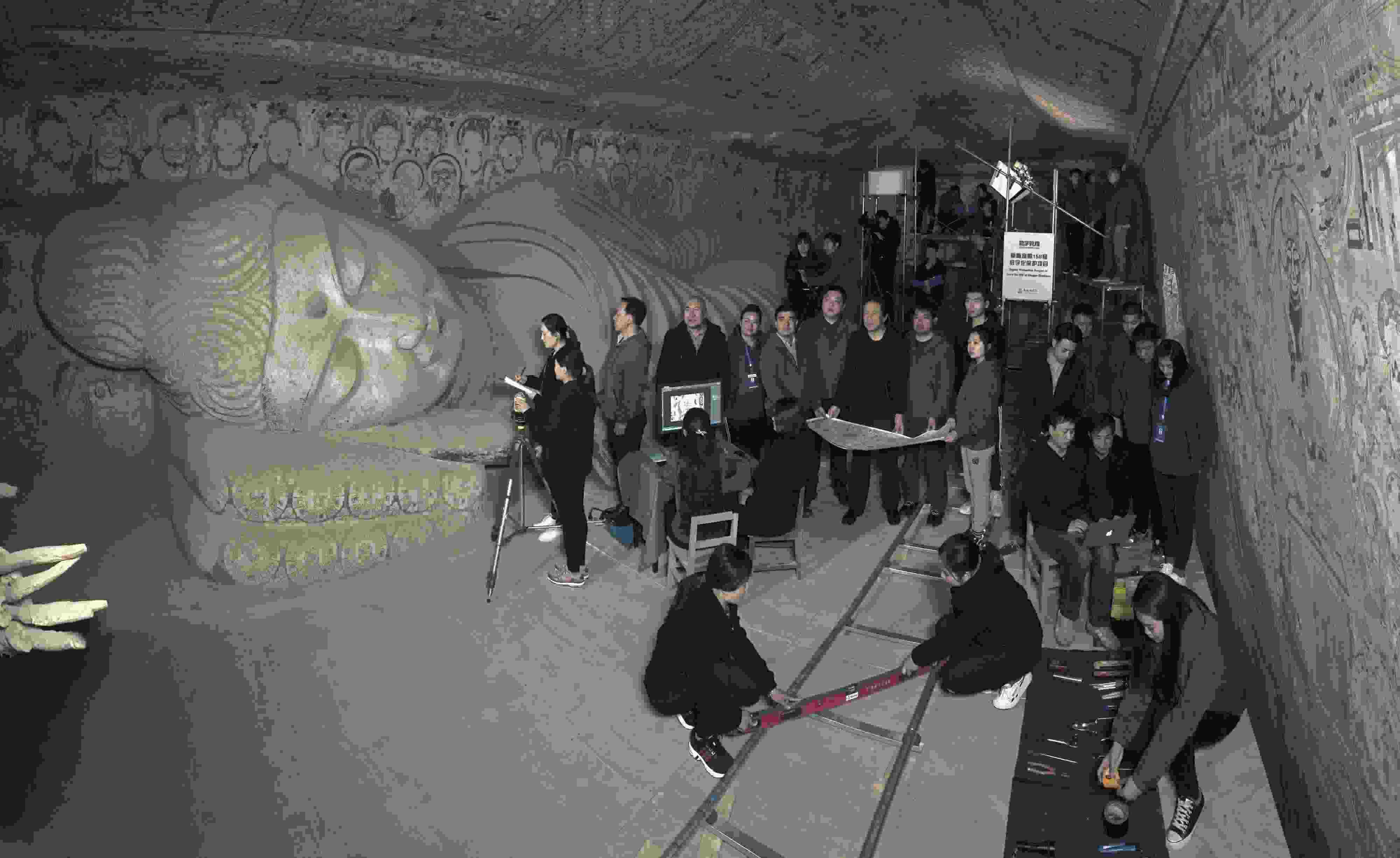 敦煌研究院文物數(shù)字化團(tuán)隊(duì)在莫高窟第158窟工作現(xiàn)場。敦煌研究院供圖