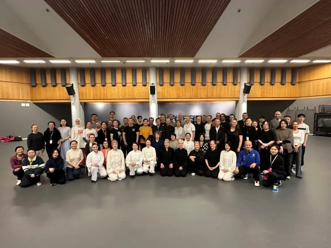 陳正雷老師與培訓(xùn)班全體學(xué)員合影留念。斯德哥爾摩中國文化中心供圖