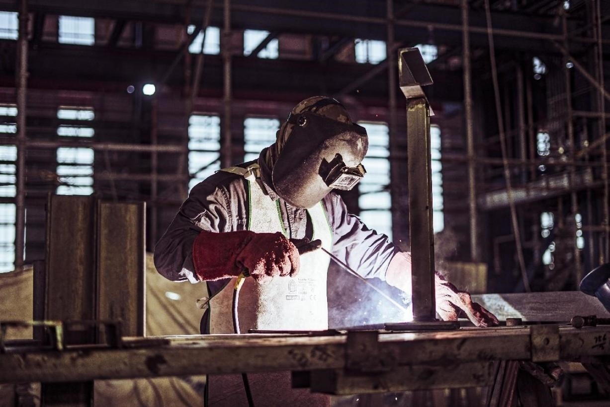 工人在沙特國王港項目現(xiàn)場進行焊接操作。山東電建供圖