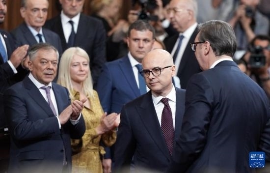  5月2日，在塞爾維亞貝爾格萊德，新一任政府總理武切維奇（中）出席就職儀式。新華社發(fā)（普雷德拉格·米洛薩夫列維奇攝）