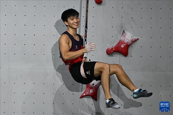 2024年4月13日，在江蘇吳江舉行的2024年國際攀聯(lián)攀巖世界杯（吳江站）男子速度決賽中，中國選手伍鵬獲得冠軍。圖為中國選手伍鵬在決賽后慶祝。新華社發(fā)（王須中攝）