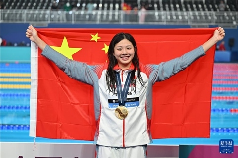 2024年2月13日，2024年世界游泳錦標(biāo)賽游泳項(xiàng)目女子100米蛙泳決賽在卡塔爾多哈舉行。圖為冠軍中國選手唐錢婷在頒獎(jiǎng)儀式后慶祝。新華社記者 薛宇舸 攝