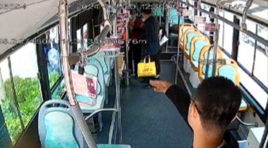 公交車(chē)上他一聲大吼！魏杰，好樣的！