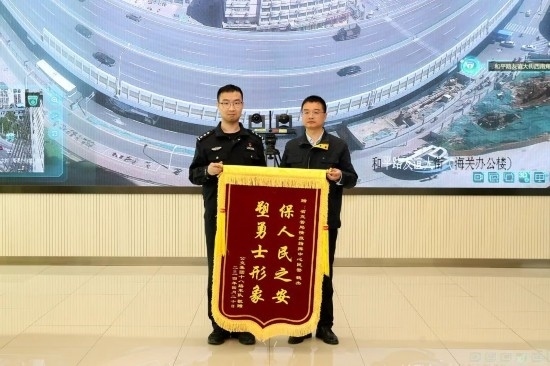 公交車(chē)上他一聲大吼！魏杰，好樣的！