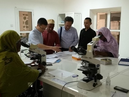 廣州中醫(yī)藥大學(xué)青蒿抗瘧援外醫(yī)療隊(duì)考察科摩羅國家瘧疾防治中心實(shí)驗(yàn)室。