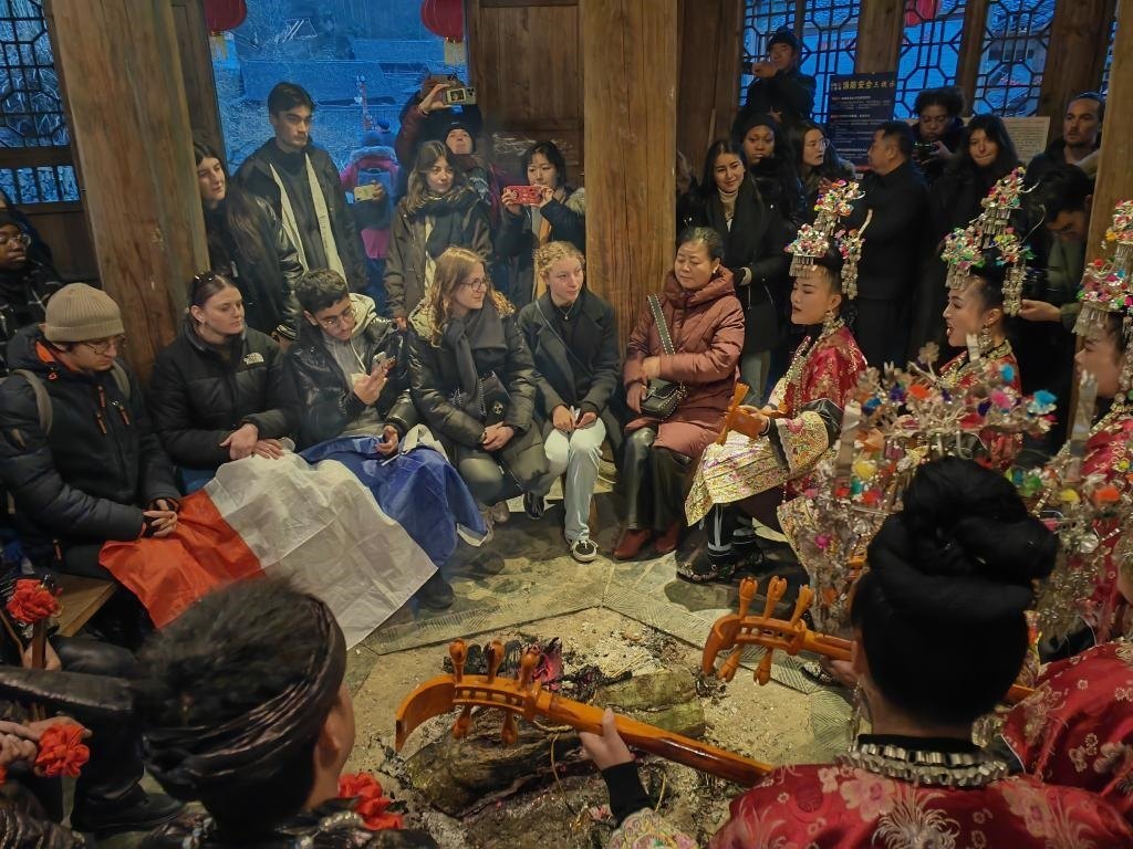 法國(guó)青年在榕江體驗(yàn)民俗文化。新華社記者 羅羽 攝