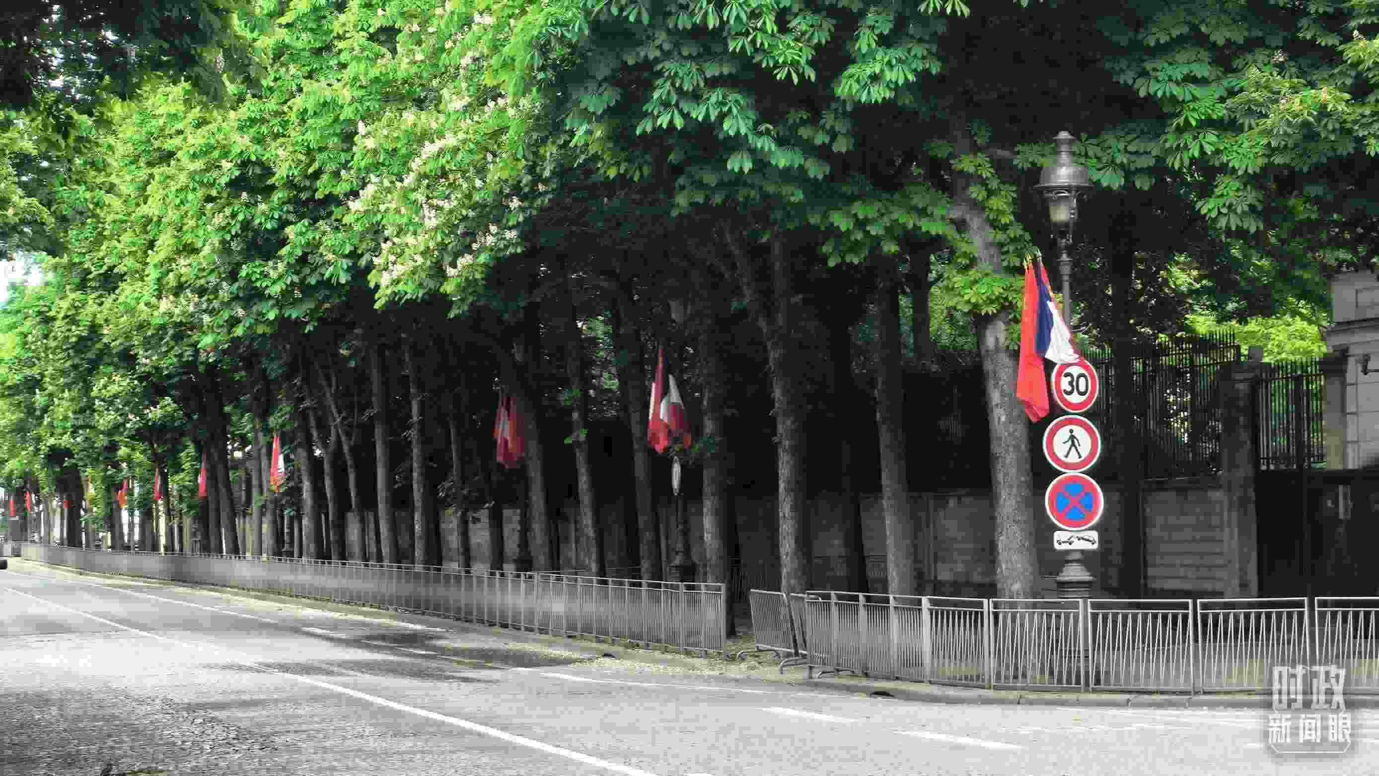 △巴黎道路兩側懸掛中法兩國國旗。（總臺央視記者鄂介甫拍攝）