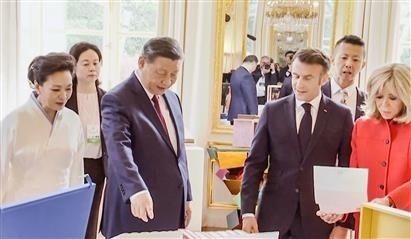 △當(dāng)?shù)貢r間5月6日下午，在中法領(lǐng)導(dǎo)人會談前，習(xí)近平主席向馬克龍總統(tǒng)贈送中國翻譯的法國小說。