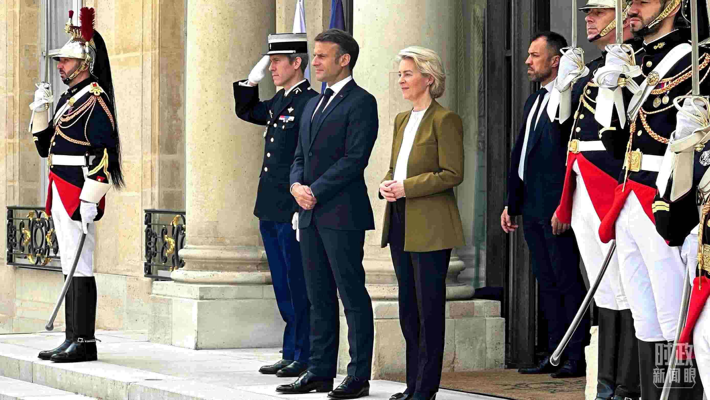 △中法歐領導人三方會晤后，馬克龍總統(tǒng)和馮德萊恩主席將習主席送至上車處。（總臺央視記者關舟拍攝）