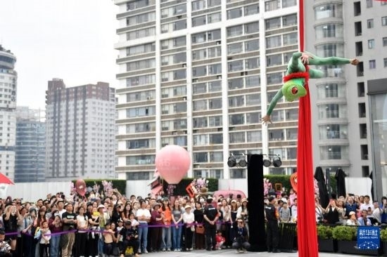 5月7日，演員在長(zhǎng)沙國(guó)金中心表演木偶劇。新華社記者 陳振海 攝