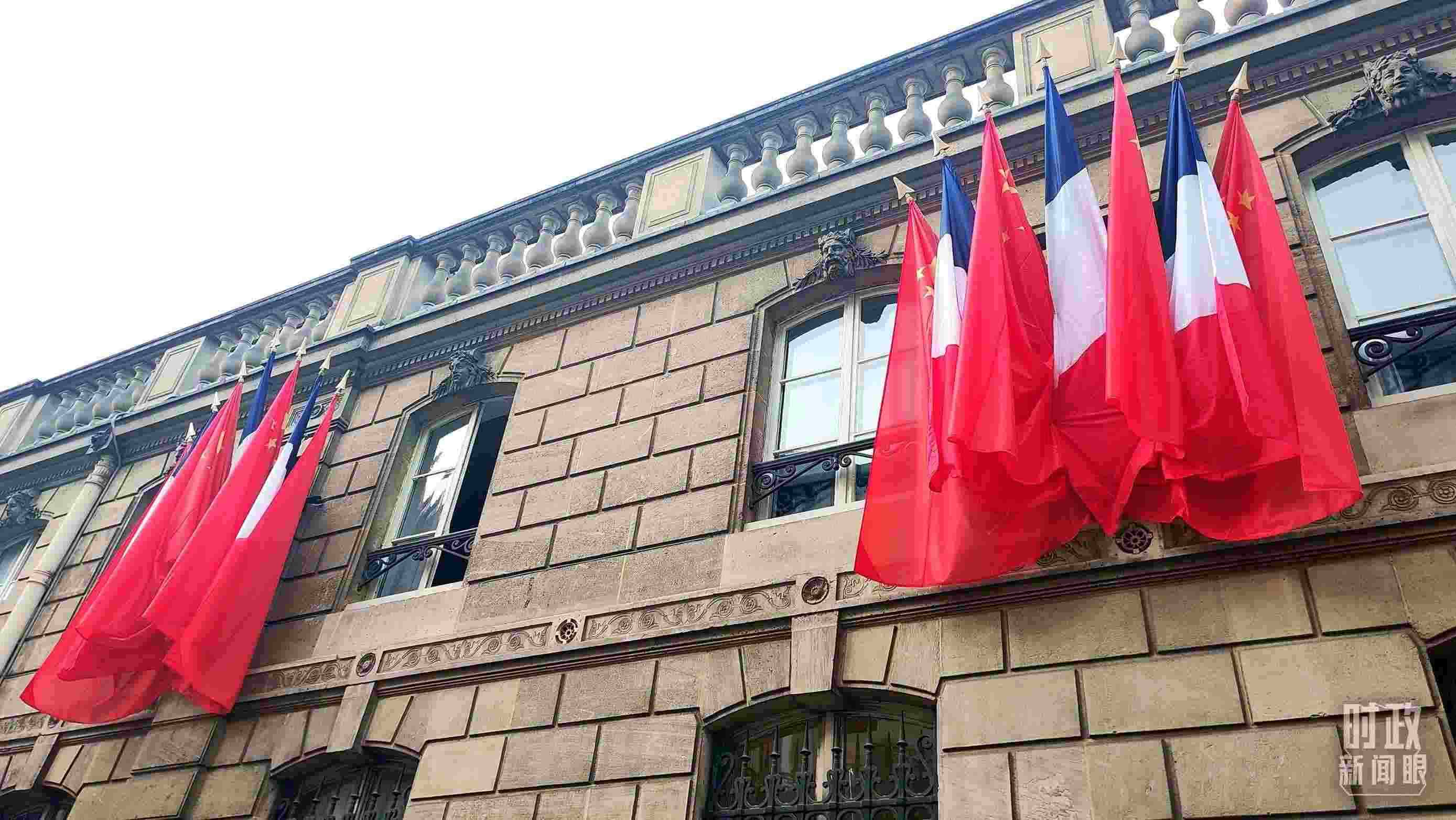 △中法歐領導人三方會晤地點——愛麗舍宮懸掛中法兩國國旗。（總臺央視記者劉琦拍攝）
