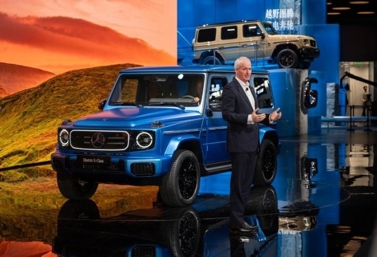4月25日，在北京中國國際展覽中心順義館舉行的2024北京車展上，梅賽德斯—奔馳集團(tuán)股份公司董事會(huì)成員唐仕凱介紹梅賽德斯—奔馳純電G級(jí)越野車。新華社記者 才揚(yáng) 攝