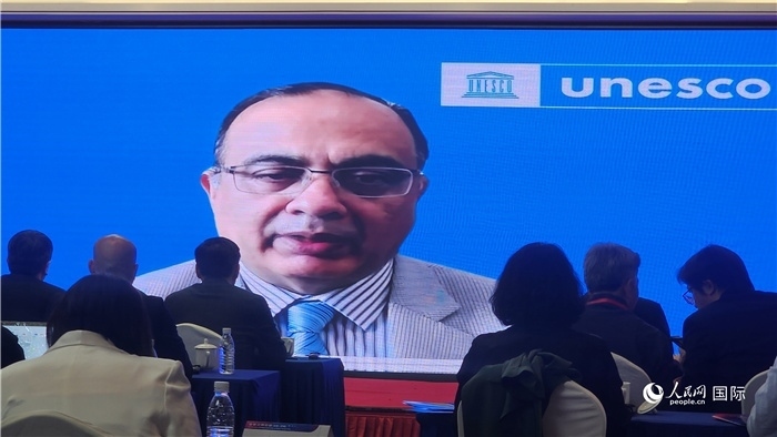 聯(lián)合國教科文組織駐華代表處代表夏澤翰通過視頻致辭。人民網(wǎng)記者 萬宇攝