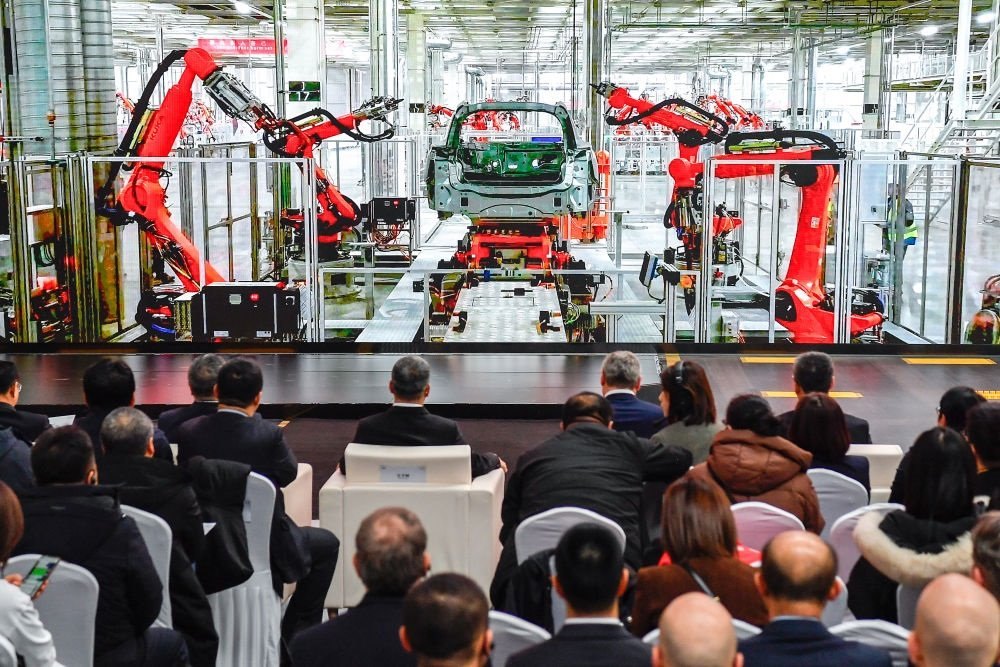 2024年1月26日，奧迪一汽新能源汽車有限公司預(yù)批量生產(chǎn)正式啟動，嘉賓觀看奧迪一汽新能源汽車有限公司生產(chǎn)車間的宣傳短片。新華社記者 許暢 攝