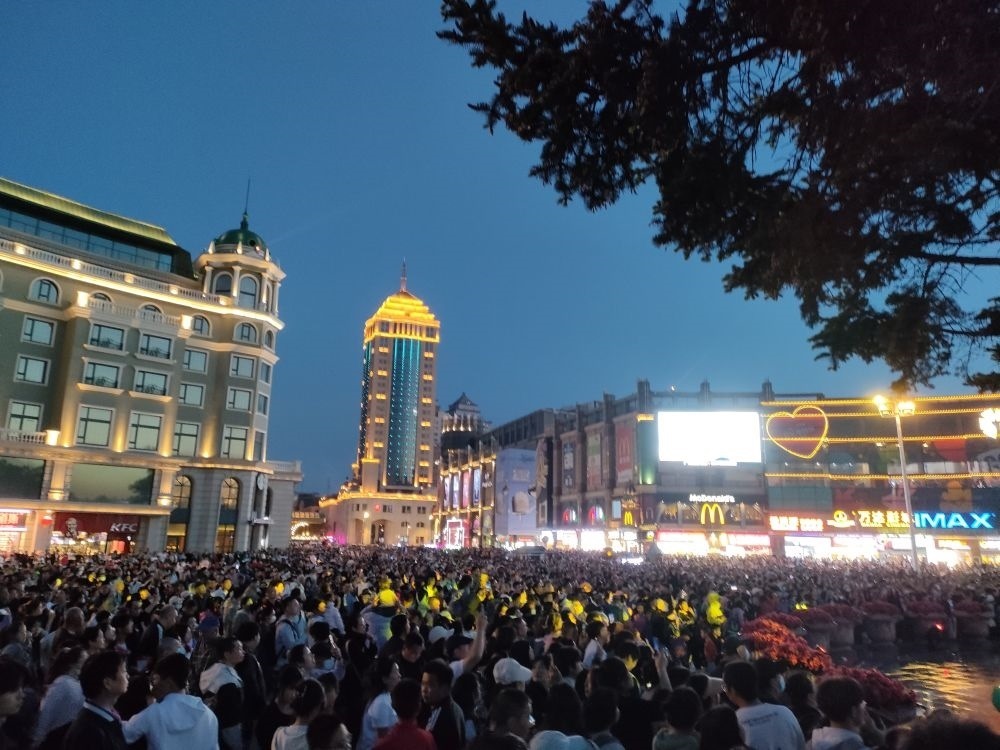 “五一”假期，哈爾濱松花江畔游人如織（2024年5月2日攝）。新華社記者 朱悅 攝