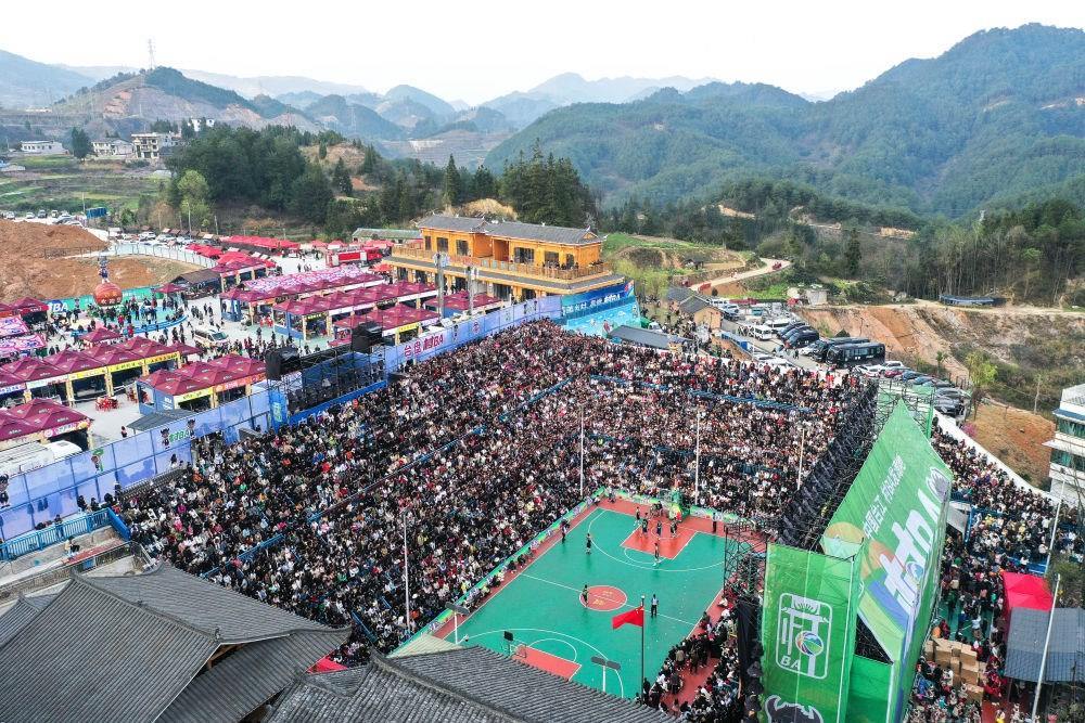 貴州省臺(tái)江縣舉辦的2024年“村BA”球王爭霸賽現(xiàn)場（2024年3月22日攝，無人機(jī)照片）。新華社記者 楊文斌 攝