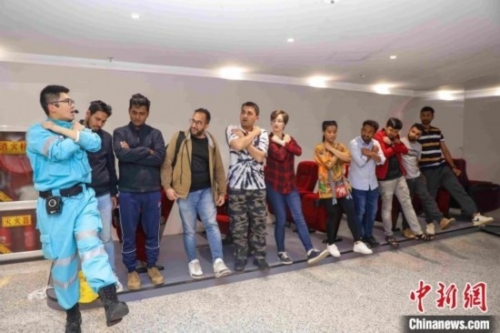 5月9日，工作人員指導(dǎo)留學生練習逃生技巧。張鷹 攝