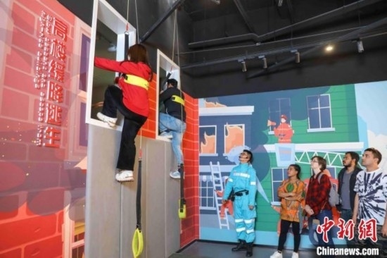 5月9日，留學生體驗?zāi)M高樓緩降逃生。張鷹 攝