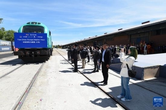 5月8日，在西班牙馬德里，嘉賓們參加中歐班列（義烏—馬德里）開行十周年紀念號班列發(fā)車儀式。新華社發(fā)（古斯塔沃·巴連特攝）