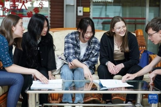 4月28日，宋智孝（右二）和胡靈月（左一）在北京首都師范大學校園內(nèi)與同學交流。新華社記者 彭子洋 攝