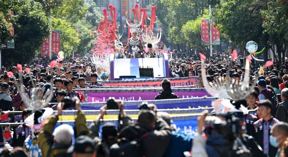 在貴州雷山縣縣城，苗族群眾身著盛裝，載歌載舞參加苗年和鼓藏節(jié)的巡游活動(dòng)（2023年11月16日攝）。新華社記者 楊楹 攝