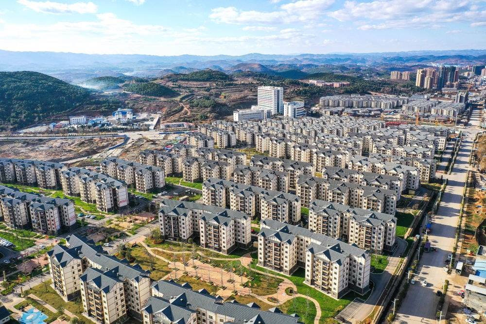 貴州省威寧縣五里崗街道朝陽新城易地扶貧搬遷安置小區(qū)（2021年11月28日攝，無人機(jī)照片）。新華社記者 楊文斌 攝