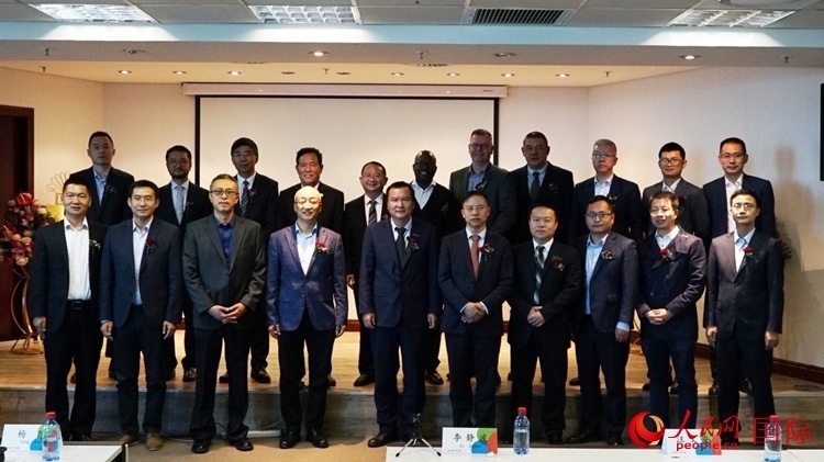 與會(huì)嘉賓合影。人民網(wǎng) 劉暢攝