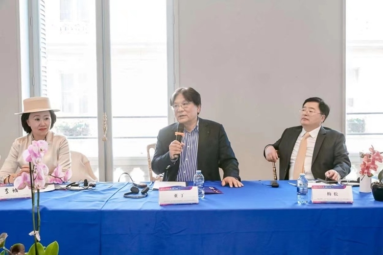 法中交流促進(jìn)會(huì)會(huì)長(zhǎng)、作家、翻譯家、法國(guó)最高榮譽(yù)騎士勛章獲得者亞丁發(fā)言（圖片：中國(guó)傳媒大學(xué)