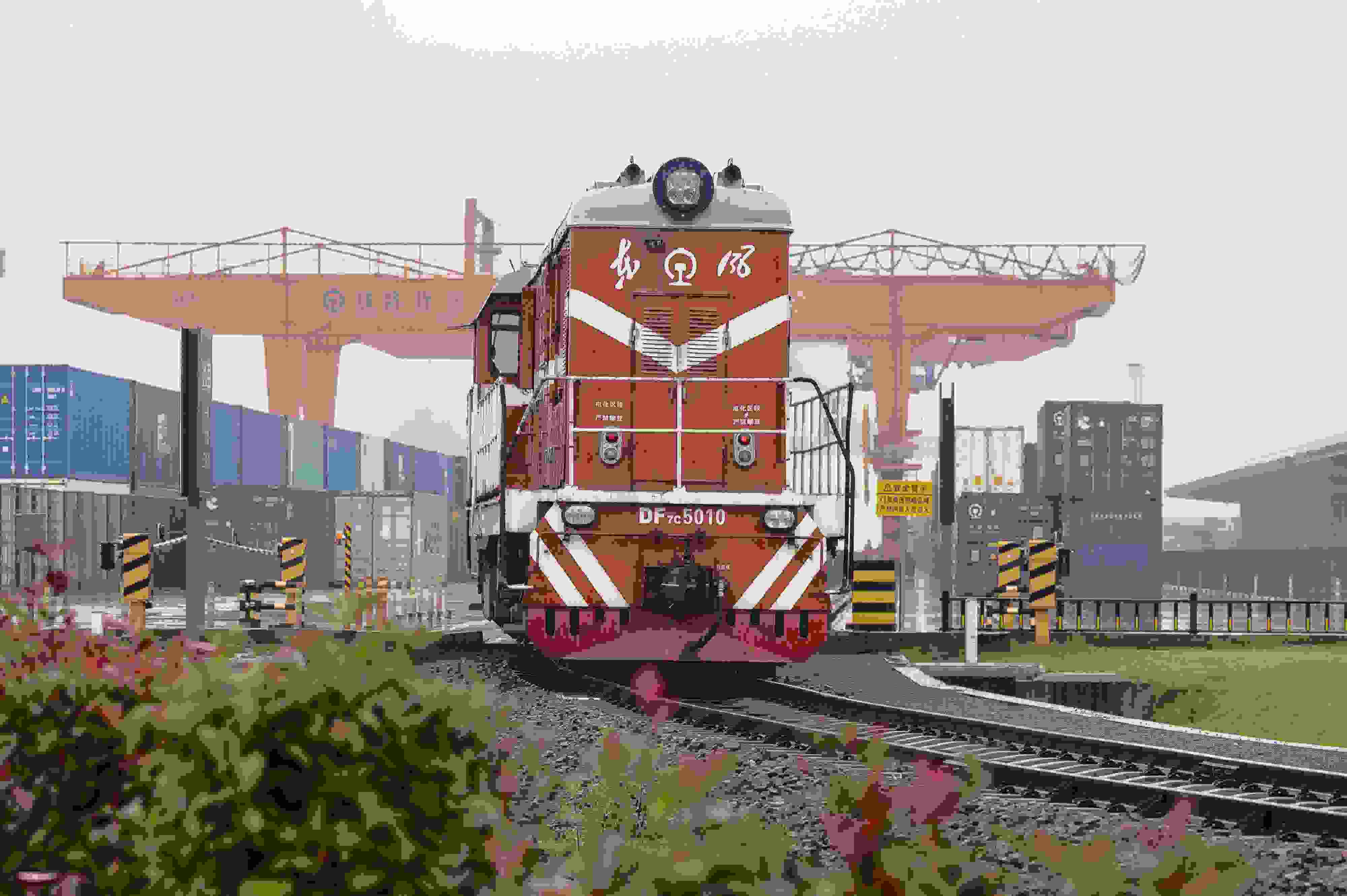 2024年5月5日，“五一”假期最后一天。在浙江省金華市金東區(qū)鐵路金華南站，一列滿載110標(biāo)箱的中歐班列緩緩啟程駛往匈牙利。