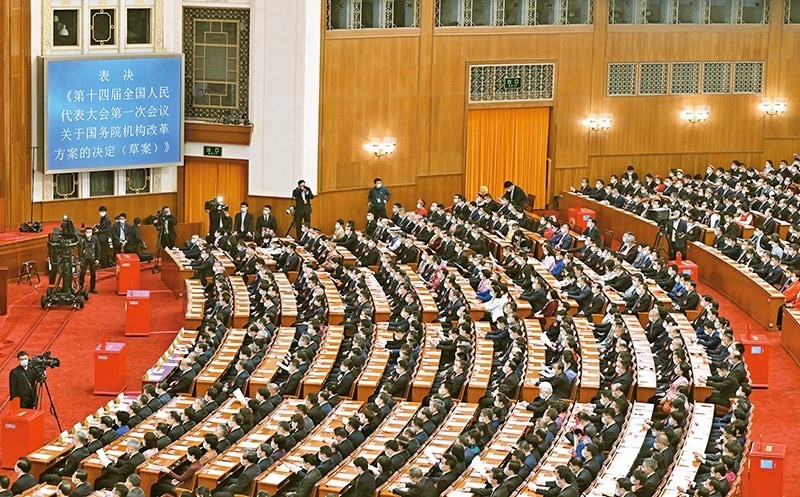 2023年3月10日，十四屆全國人大一次會議在北京人民大會堂舉行第三次全體會議，表決通過了關(guān)于國務(wù)院機(jī)構(gòu)改革方案的決定。圖為會議現(xiàn)場。 新華社記者 岳月偉/攝