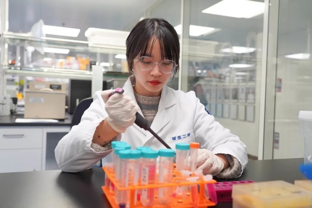 倪楚君在實驗中。浙江大學(xué)供圖