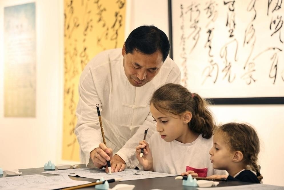 中國(guó)書法老師帶領(lǐng)現(xiàn)場(chǎng)觀眾體驗(yàn)書法。拉巴特中國(guó)文化中心供圖