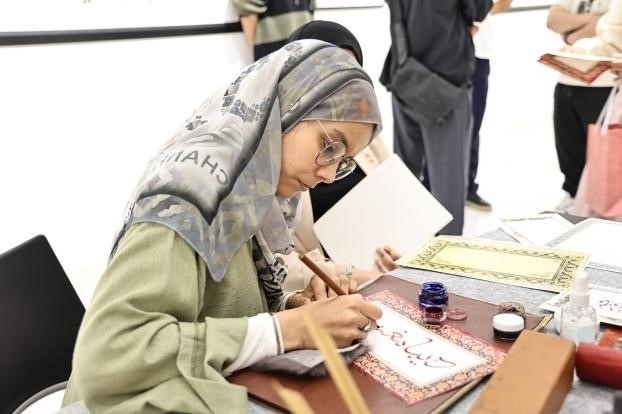 摩洛哥書法老師正在創(chuàng)作。拉巴特中國(guó)文化中心供圖