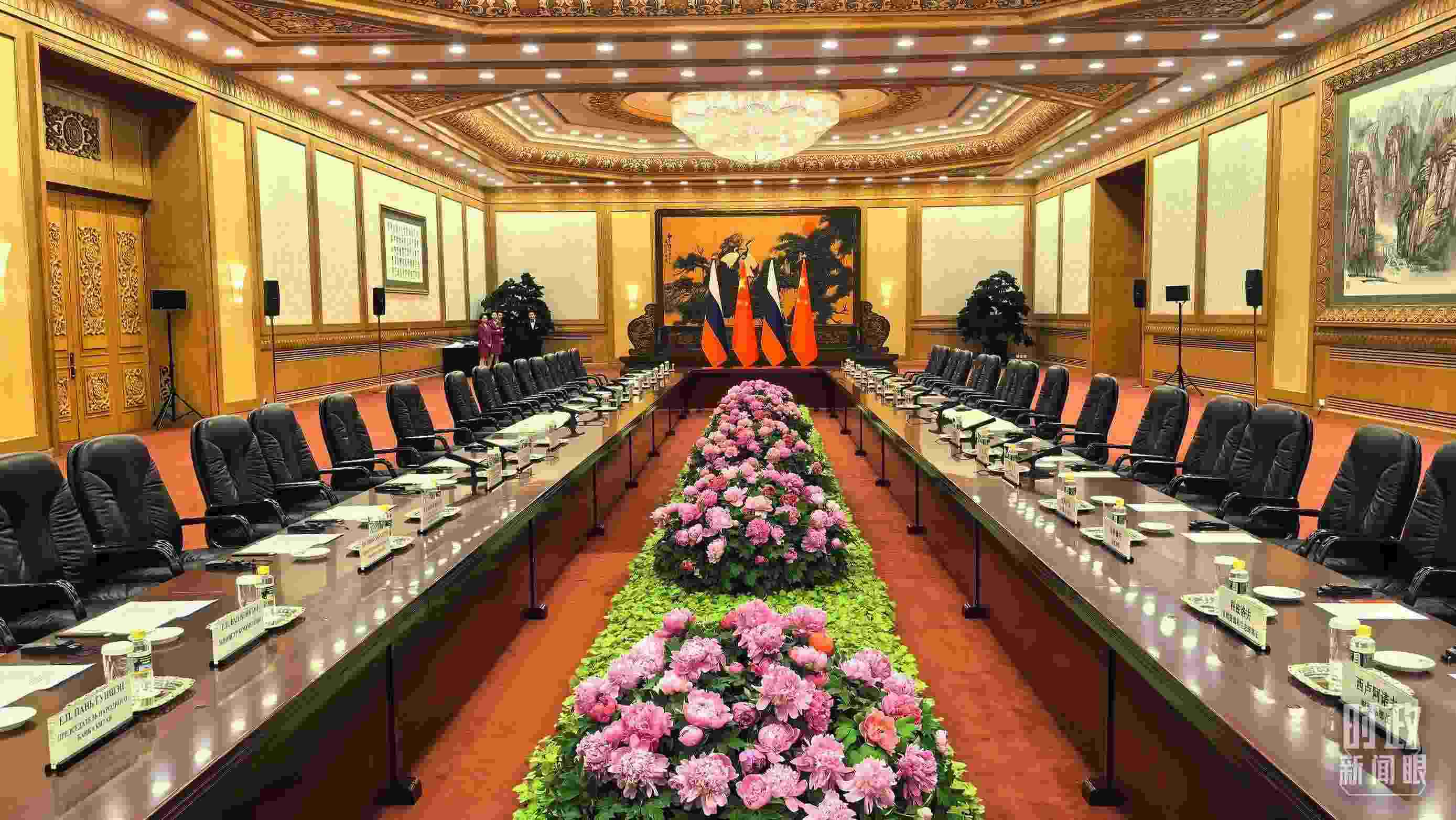 △中俄兩國元首隨后主持大范圍會談，這是會談開始前的現(xiàn)場。（總臺央視記者鄂介甫拍攝）