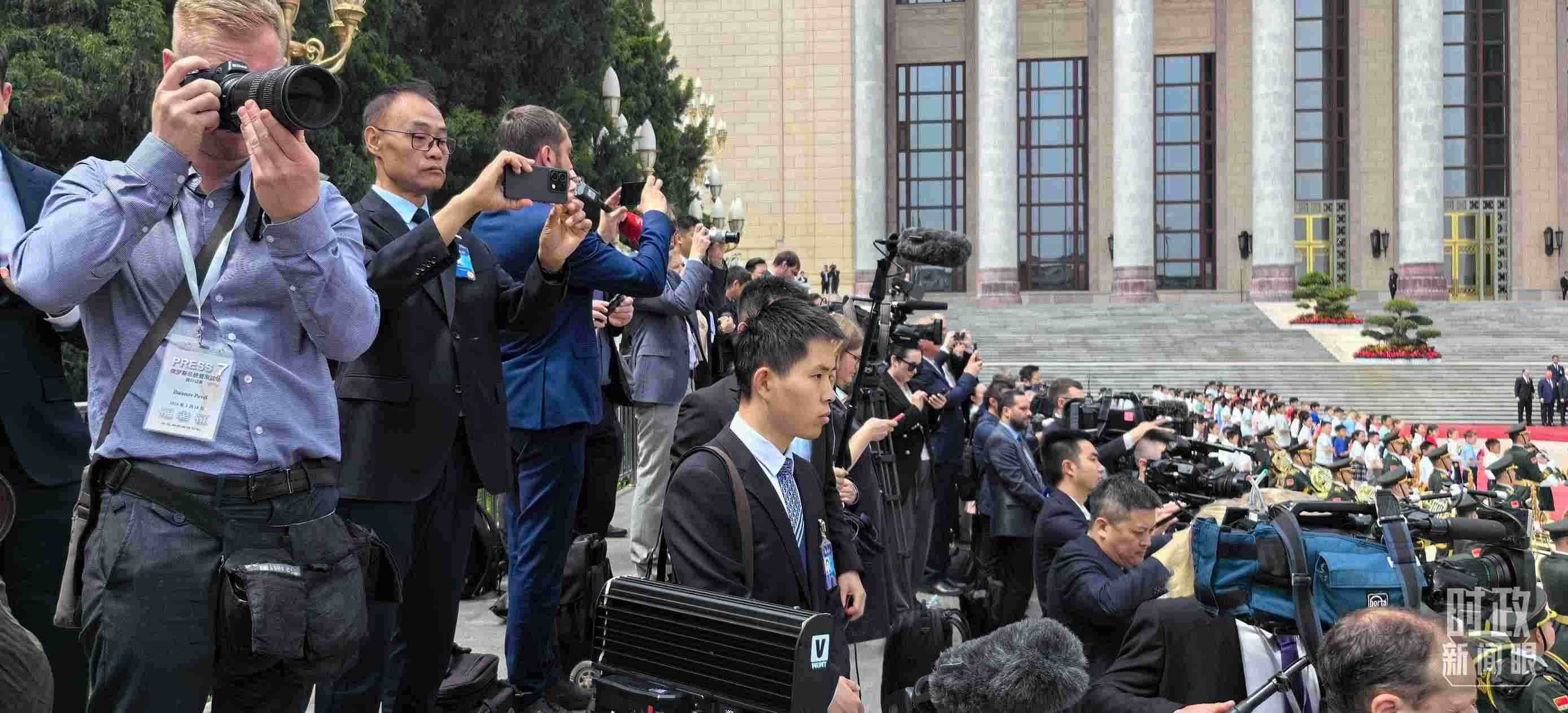 △當(dāng)天參與現(xiàn)場報道的中外記者。（總臺央視記者楊波、王子杭拍攝）