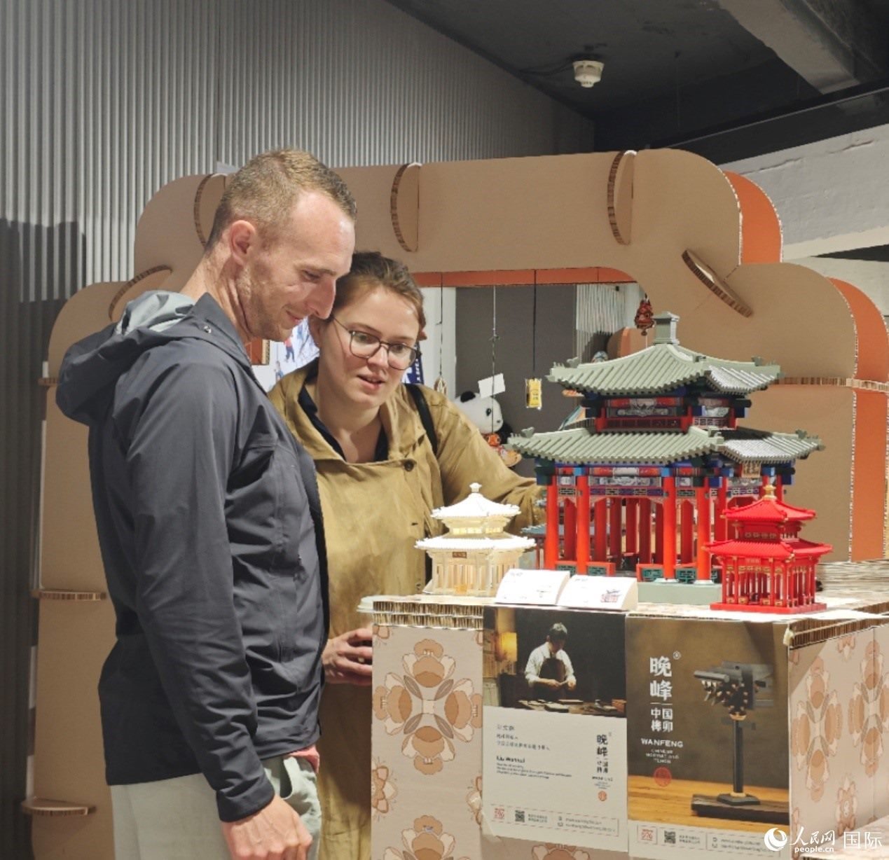英國觀眾在欣賞中國傳統(tǒng)榫卯結(jié)構(gòu)建筑模型。邢雪攝