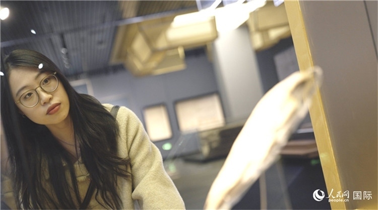 尹怡然在殷墟博物館新館參觀。人民網(wǎng)記者 劉寧攝