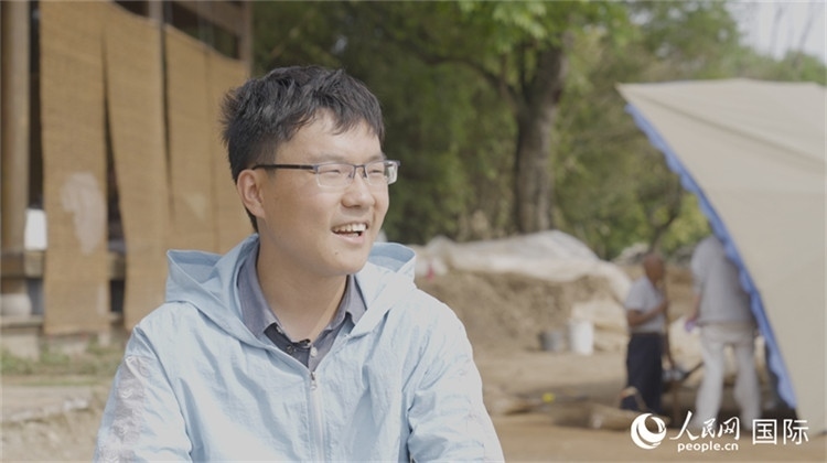 四川省文物考古研究院館員許丹陽(yáng)接受人民網(wǎng)采訪。人民網(wǎng)記者 張榮攝