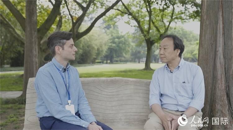 三星堆博物館館長(zhǎng)雷雨接受人民網(wǎng)采訪。人民網(wǎng)記者 張榮攝