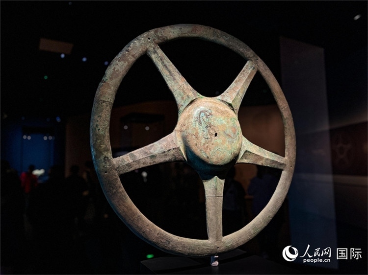 三星堆博物館中展出的太陽(yáng)輪。人民網(wǎng)記者 羨江楠攝