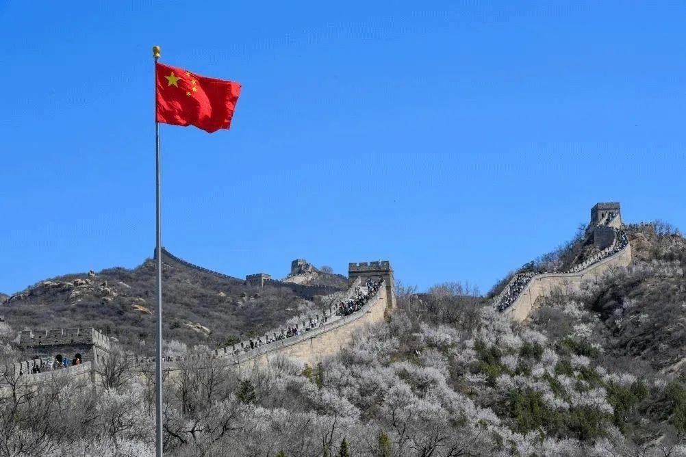 △山花盛開的八達(dá)嶺長(zhǎng)城