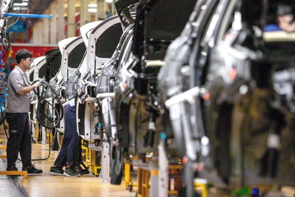 2023年9月7日，在位于泰國(guó)春武里府的上汽正大公司汽車工廠，工人在生產(chǎn)車間內(nèi)工作。新華社記者 王騰 攝