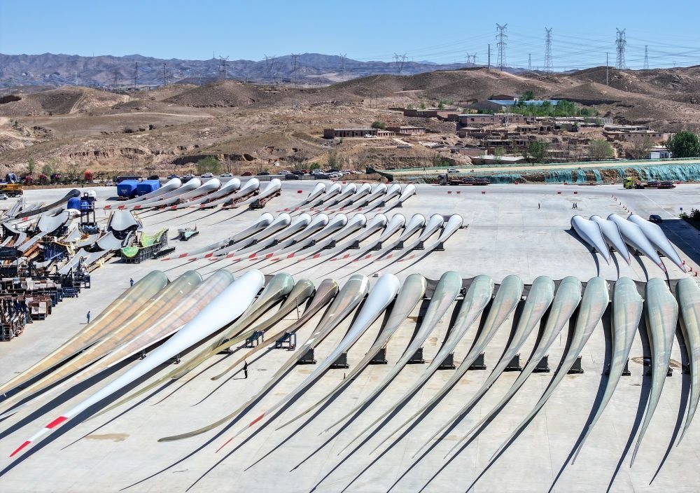 2024年5月11日拍攝的碼放在內(nèi)蒙古包頭市石拐區(qū)一家風(fēng)電設(shè)備制造企業(yè)廠區(qū)內(nèi)的葉片（無人機(jī)照片）。新華社記者 連振 攝