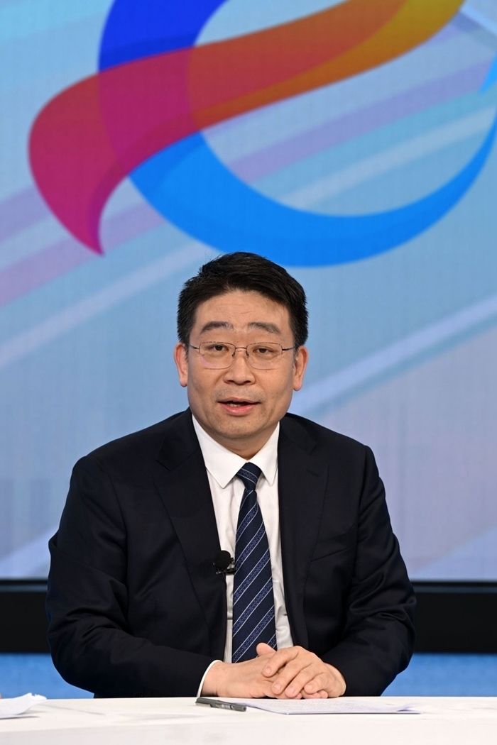 國(guó)家發(fā)展改革委產(chǎn)業(yè)司副司長(zhǎng)霍福鵬在“中國(guó)經(jīng)濟(jì)圓桌會(huì)”錄制現(xiàn)場(chǎng)交流發(fā)言。新華社記者 金良快 攝