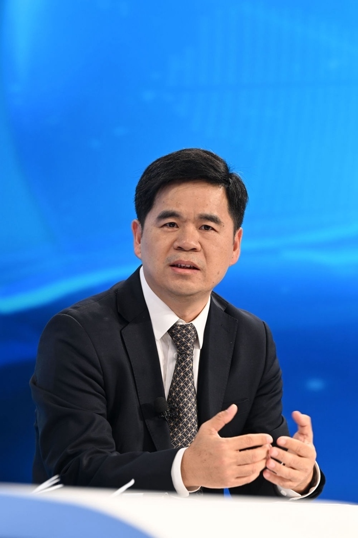 工業(yè)和信息化部運(yùn)行監(jiān)測(cè)協(xié)調(diào)局副局長(zhǎng)何海林在“中國(guó)經(jīng)濟(jì)圓桌會(huì)”錄制現(xiàn)場(chǎng)交流發(fā)言。新華社記者 金良快 攝