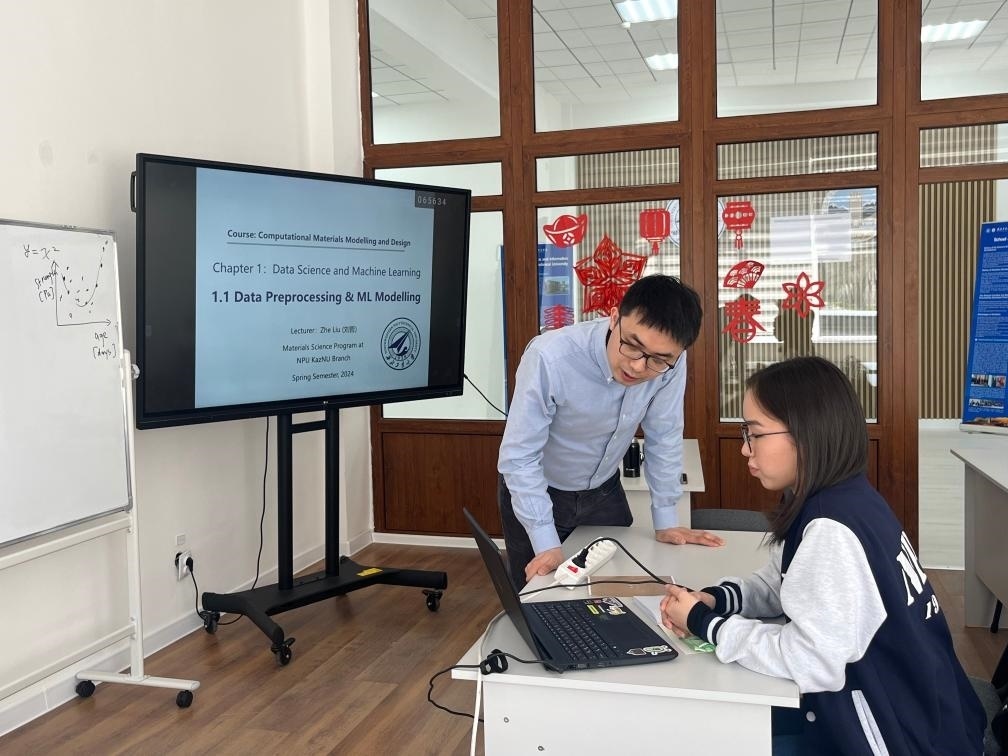 2024年4月，西北工業(yè)大學(xué)材料學(xué)院劉哲教授在西北工業(yè)大學(xué)哈薩克斯坦分校授課。（西北工業(yè)大學(xué)供圖）