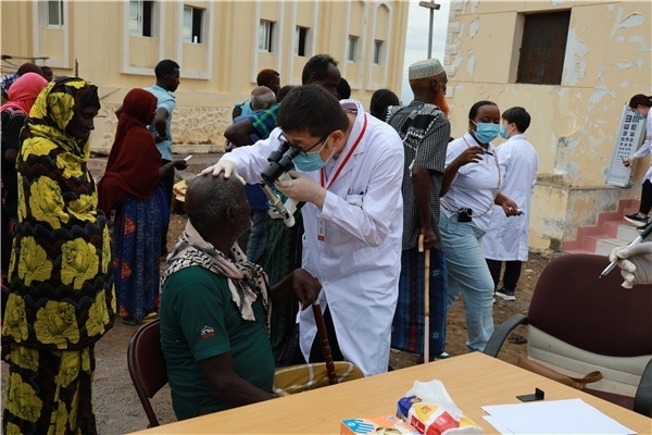 在義診現(xiàn)場，中國醫(yī)生與當?shù)鼐用窈嫌傲裟?，吉布提鹽業(yè)投資公司供圖